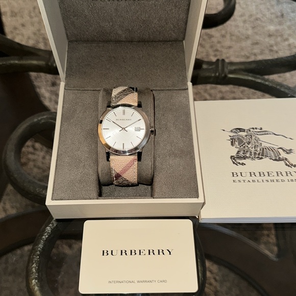 Burberry ❤️ Watch in Signature print on Leather Coated Canvas Strap. Pre❤️Loved - Picture 2 of 9